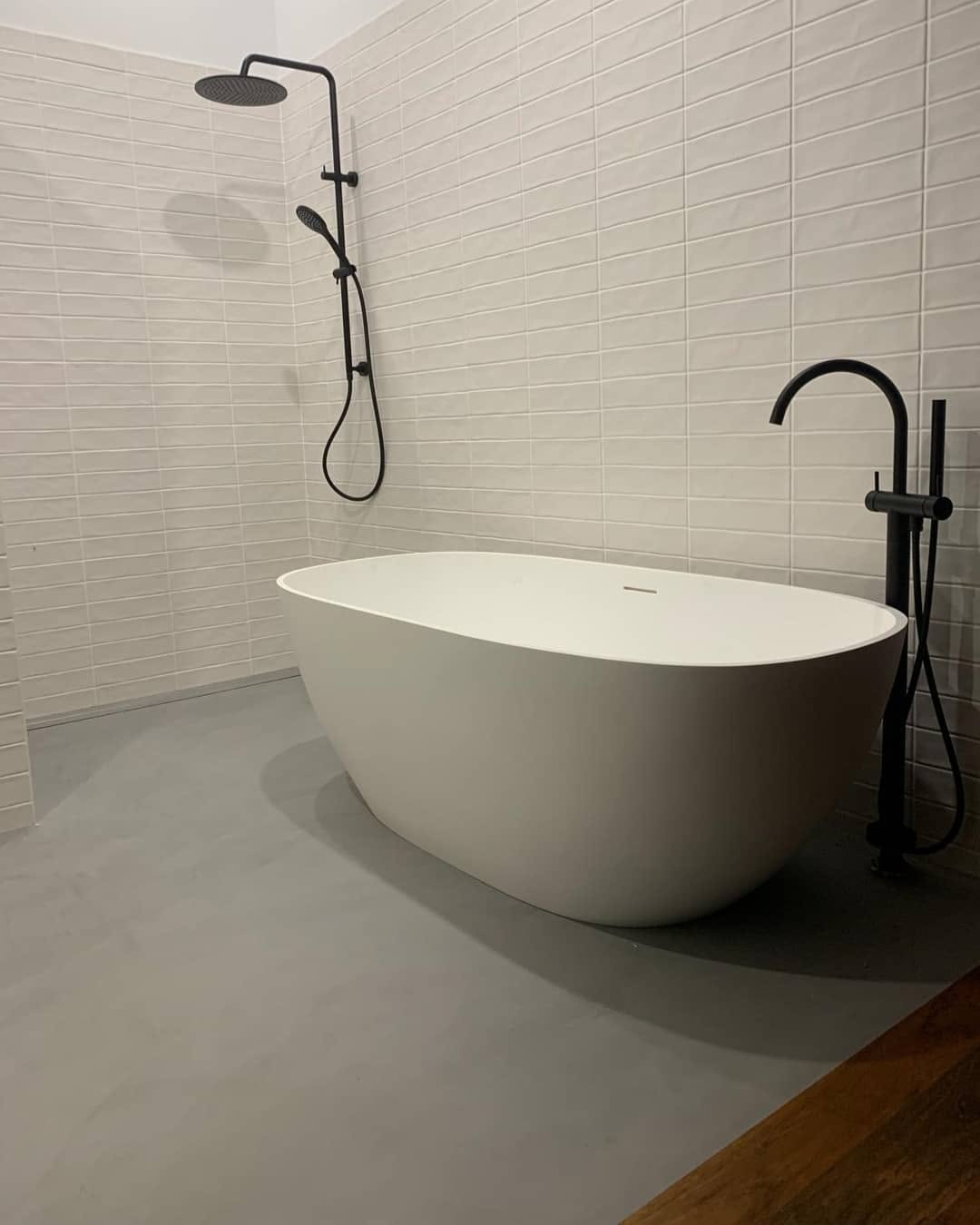 Tiled bathroom with vertical-stack walls by Jobson Tiling